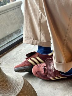 A curated selection of the best fall sneakers of 2024, paired with some ideas on how to style them for an irresistible autumn street style. Adidas Wales Bonner Outfit, Wales Bonner Samba Outfit, Fall 2024 Shoes, Brown Shoes Outfit, Wales Bonner Adidas, Wales Bonner Samba, Adidas Wales Bonner, Samba Sneakers, Adidas Suede