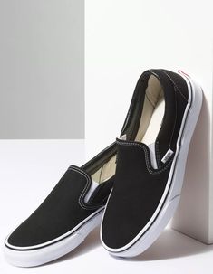 Black Rubber Shoes Outfit, Rubber Shoes Outfit Casual, Rubber Shoes Outfit, Black Slip On Vans, College Shoes, White Slip On Vans, Vans Slip On Shoes, Shoes For School, Shoes 2021