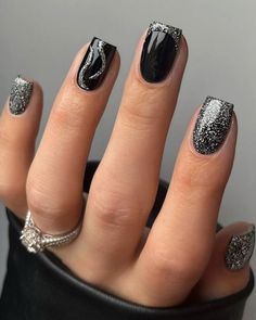 Acrylic Nails Ideas Silver, Black And Silver Dipped Nails, Short Black Silver Nails, Black Glittery Nails Short, Black And Silver Manicure, Las Vegas Manicure Ideas, Short Nails For Graduation, Black With Silver Glitter Nails, Black Vegas Nails