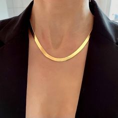 This pretty women's necklace is a serpentine chain, made of gold brass with fine gold. The collar closes with a musket clasp and the length is a unique size, 43cm.D E T A I L S______________Material: golden brass with fine gold 1 micronWidth: 5mmLength of collar: 43cm♥ All jewels are sent in a small pouch♥The rest on the shop! https://www.etsy.com/fr/shop/VictoireCollectionTo be aware of what's new:Instagram: @Victoire.CollectionDon't hesitate to contact us for any questions! Gold Chain Necklace Womens, Golden Woman, Flat Chain Necklace, Necklace Snake Chain, Necklace Snake, Women's Necklace, Minimalist Women, Small Pouch, Small Pouches