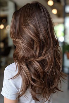 Dark Auburn Hair With Lowlights, Cute Haircuts For Brunettes, Highlights Brunette Short Hair, New Hair Color Ideas For Summer, Summer 2024 Hair Color, Brunette Hair For Summer, Brunette Hair Caramel Highlights, Summer Hair Color 2024 Trend, Warm Brown Lowlights