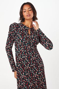 Charming ditsy floral print throughout
Elegant keyhole detail at neckline
Flattering midi length
Long sleeves with subtle puff detailing
Versatile jersey fabric for comfort
Embrace effortless style with this enchanting ditsy floral midi dress from Dorothy Perkins. The round neckline features a delicate keyhole detail, adding a touch of allure to the design. The long sleeves with subtle puff detailing create a feminine silhouette, while the midi length offers versatility for various occasions. Perfect for casual daywear, this dress is ideal for brunch with friends, family gatherings, or a relaxed day out. Style it with ankle boots and a denim jacket for a trendy look, or pair it with ballet flats and a cardigan for a softer ensemble. The jersey fabric ensures all-day comfort, making it a Work Wear Outfits, Lace Skater Dress, Ditsy Floral Print, Feminine Silhouette, Long Sleeve Floral Dress, Halterneck Dress, Going Out Dresses, Petite Dresses, Ditsy Floral