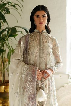 Long Open Shirt Designs Pakistani, Neck Designs Pakistani, Open Shirt Designs Pakistani, Punjabi Suits Designer, Casual Bridal Dress, Desi Fits, Fuchsia Wedding, Shadi Dresses, Pakistani Salwar