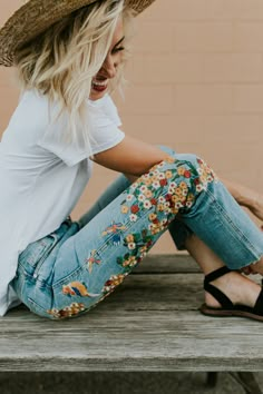 ☽☾ Looks Hippie, Mode Tips, Heels Dress, Blazer Outfit, Outfit Jeans, 자수 디자인, Embroidered Denim, Embroidered Jeans