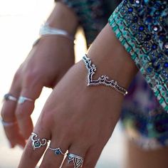 Feel like a princess in our bohemian love bangle. It's reflective shiny finish and sophisticated lace-like construction gives it a magnificent look; and this adornment serves as your regal status symbol 👸💘 Materials: Premium zinc alloy Size: Adjustable   Why shop with us? ✓ Over 40,000+ Happy customers! ✓ 30 Day money Affordable Silver Bohemian Jewelry Sets, Island Soul Jewelry, Bohemian Princess, Vintage Bangle Bracelets, The Bangles, Dry Creek, Vintage Bangles, Open Bangle, Silver Plated Jewelry