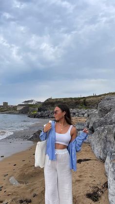 European Summer Outfits Night Out, Seaside Summer Outfits, Womens Linen Pants Outfit, Beach Outfit Cold Weather Springtime, Summer 24 Outfits Aesthetic, Fits To Wear To The Beach, Gold Coast Outfit Ideas, Beachy Summer Outfits Vacation, Beachy Coastal Outfits