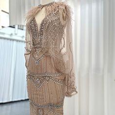 Steigern Sie Ihre Eleganz mit unserem Champagner-Meerjungfrauen-Abendkleid Dreamy Vow. Das luxuriöse Design verfügt über einen Federschal-Umhang, der Ihrem Look einen Hauch von Glamour verleiht. Die Meerjungfrauen-Silhouette und die Champagnerfarbe sorgen für einen atemberaubenden Auftritt, perfekt für Abschlussbälle, Abschlussfeiern und andere formelle Anlässe. Gönnen Sie sich Luxus und setzen Sie mit diesem atemberaubenden Kleid ein Statement. Evening Dress With Feathers, Feather Shawl, Dress With Feathers, Evening Dresses Plus Size, Ball Gowns Evening, فستان سهرة, Stunning Gowns, Mermaid Silhouette, Mermaid Evening Dresses