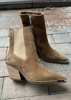 Castore suede with leather lining. Western Luxury Suede Chelsea Boots With Almond Toe, Luxury Suede Chelsea Boots With Snip Toe, Luxury Chelsea Boots With Suede Lining And Pointed Toe, Luxury Suede Heeled Boots For Spring, Luxury Suede Boots For Spring, Luxury Western Style Chelsea Boots For Business, Long Brown Zara Boots, Luxury Suede Chelsea Boots, Luxury Fall Suede Desert Boots