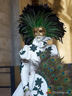 Peacock Themed Venetian Mask~Originally Venetian masks were made of leather, porcelain or glass and had a practical or symbolic function. Today they are often made of hand-painted gesso or papier-mâché and decorated with feathers and gems. ~c.c.c~ Google Venice Carnivale, Venice Carnival Costumes, Pierrot Clown, Venice Mask, Venetian Carnival Masks, Feather Mask, Carnival Of Venice, Venetian Masquerade, Venetian Masks