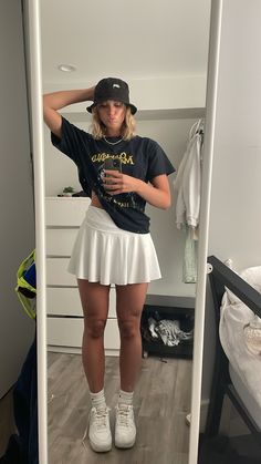 Athletic Skirt Outfit, Tennis Skirt Outfit Street Style, Black Tennis Skirt Outfit, White Tennis Skirt Outfit, Sport Skirt Outfit, Tennis Skirt Outfits, Skirt Outfit Summer, Short Skirts Outfits