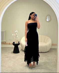 Black Women Style Fashion, Black Dinner Dress Classy, Classy Poses, Outfit Inspo Black Women, Black Women Style, Classy Elegant Outfits, Black Zara Dress, Black Dinner Dress, Baddie Dresses