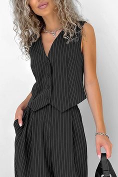 This two-piece striped suit combines retro style with modern design, perfect for your daily commute. The V-neck adds a touch of elegance, while the striped pattern adds a dash of personality. Made for comfort and style, it's the ideal choice for any professional setting. Fabric composition: polyester, cotton, spandexpattern: plainLength: trousersPopular elements: pocketsSeason: SummerStyle: commuting styleSuit style: pants suitSleeve type: sleeveless Khakis Outfit, Striped Suit, Striped Two Piece, Office Pants, Summer Office, Summer Stripes, Vest Pattern, Professional Women, Sleeveless Vest