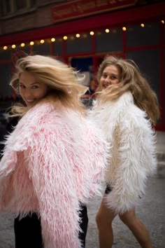 Lama faux fur jacket light peach color. This piece is perfect for cold fall and winter weather 👌. Make yourself warm and cozy all sizes are available! 💯 handmade in LA️ Fur Jacket Street Style, Fur Coat Street Style, Glam Streetwear, Cropped Fur Jacket, Cozy Glam, Faux Fur Outfit, Andreja Pejić, Fur Outfit, Pink Fur Coat