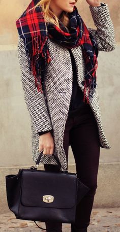 Gorgeous coat and tartan plaid scarf paired with a classic satchel bag. Tartan Jacket, Mode Tips, Looks Street Style, Fashion Mode, Jacket Women