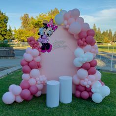 a balloon arch with minnie mouse on it