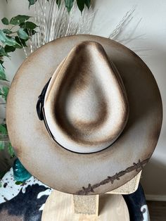 Size Large - Custom burned Charlie 1 Horse hat Message my Instagram @wildheiferhatco for custom orders! Cowgirl Hats Aesthetic, Charlie 1 Horse Hat, Hat Burning, Texas Theme, Cowboy Aesthetic, Hat Aesthetic, Felt Cowboy Hats, Western Aesthetic, Hat Ideas