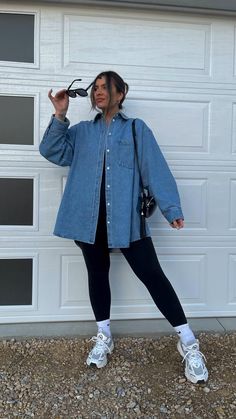 Denim Shirt Outfit Summer, Denim Shirt Outfit Fall, Oversized Denim Shirt Outfit, Denim Shirt Outfit Women, Jean Shirt Outfits, Autumn Shirt Outfit, Womens Street Style, Outfit Poses, Long Sleeve Shirt Outfits