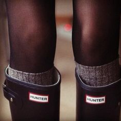 Hunter boots Rain Boots Women, Mode Casual, Sheer Tights, Cooler Look, Carrie Bradshaw, Looks Chic, Boot Socks, Outfit Inspo Fall, Looks Style