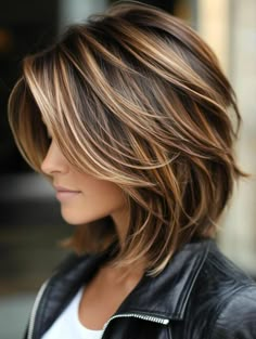 Stylish Bob Haircuts with Highlights to Add Dimension and Flair Κούρεμα Bob, Hair Styles And Color, Haircuts For Medium Length Hair, Shoulder Length Bob, Layered Haircuts For Medium Hair, Hair Styles Color, Hair Cut Ideas, Haircuts For Medium Hair, Hair Color Highlights