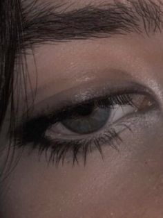 moody eyeliner makeup downtown smoky eyes nolashes hoodedeyes Cold Nose Makeup, Tired Eyeliner, Eyeliner Smokey Eye, Slept In Smudge Eyeliner, Dead Eyes Makeup, Smudged Eyeliner Aesthetic, Teenage Dirtbag Makeup, Messy Eye Makeup, Smoky Eyeliner Look