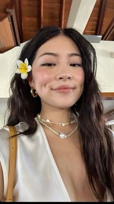 #inspo #summer #vacation Summer Makeup Looks Asian, Simple Beach Photo Ideas, Asian Summer Makeup, Summer Makeup Asian, Island Girl Makeup, Thai Makeup Looks, Hawaii Makeup, Beach Makeup Look, Thai Makeup