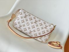 This Buci handbag is made of iconic Epi leather, with leather outline and gusset to achieve a classic soft silhouette. The LV logo exudes a modern atmosphere, and the adjustable shoulder strap makes it comfortable to wear on the shoulder or across the body. Dimensions: 27x 14 x 6 cm Louis Vuitton Yayoi Kusama, White Louis Vuitton, Lv Logo, Louis Vuitton Capucines, Large Cosmetic Bag, Lv Purse, Lady Bags, Lv Shoes, Medium Handbags