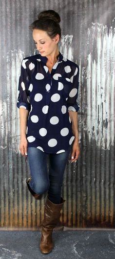 polka dots Look Grunge, Looks Jeans, Dot Shirt, Stylish Mom, Polka Dot Shirt, Beauty And Fashion, Polka Dot Blouse, Work Outfits