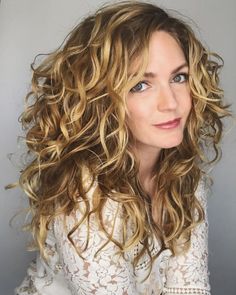 Who I'm Following | Curly Cailín David Kibbe, Layered Curly Hair, Blonde Wavy Hair, Curly Hair Photos, Shorter Hair, Awesome Hair, Curly Girl Method, Funky Hairstyles, Favorite Hairstyles