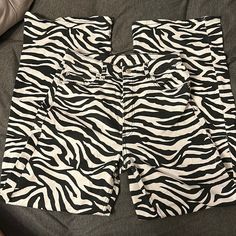 Super Cute H&M Zebra Denim Jeans. Never Worn! White Zebra Print Casual Bottoms, Casual Fitted Bottoms With Zebra Print, Casual Fitted Zebra Print Bottoms, Denim Jeans, H&m, Pretty Outfits, Straight Leg, Super Cute, Women Jeans