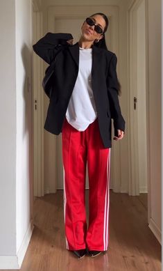 Sporty Outfit Ideas Summer, Sporty Chic Office Outfits, Red Pants Winter Outfit, Red Pants Outfit Winter, Red Pants Outfit Aesthetic, Red Pants Outfit Street Style, Red Adidas Pants Outfit, Outfit Pantalon Rojo