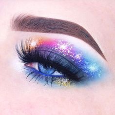 #firework #eyemakeup so amazing Patriotic Makeup Eye, Catwalk Makeup, Holiday Eyeshadow, 4th Of July Makeup, Themed Makeup, Festive Makeup, Makeup 2024, Xmas Makeup, Sparkle Makeup