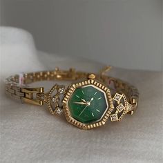 Green And Gold Watch, Vintage Jewellery Aesthetic, Gold Watch Aesthetic, Chic Watches, Emerald Watch, Vintage Gold Jewelry, Vintage Gold Watch, Vintage Gold Bracelet