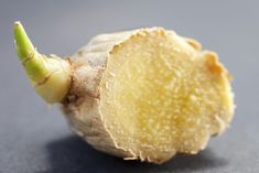 Grow Ginger From Root, Grow Ginger Indoors, Raised Beds Garden, Vegetable Garden Design Ideas, Growing Ginger Indoors, Regrow Vegetables, Growing Ginger, Tattoo Plant, Ginger Plant