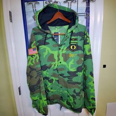 Brand New With Tags! Actual Photos , Size Medium And Large Avl. Nike Oregon Ducks Team Issue Jacket Ds On Field Military $110 Dn1720-328 Nwt. This Nike Oregon Ducks Team Issue Military Appreciation Jacket Support Your Team And Stay Warm On The Field With This Jacket! Ships Quickly From Pnw . Urban Camouflage Hooded Outerwear, Green Military Hooded Jacket With Pockets, Green Military Hooded Jacket For Outdoor Activities, Military Green Hooded Jacket For Outdoor Activities, Green Military Style Hooded Jacket For Outdoor, Military Style Green Hooded Jacket For Outdoor Activities, Green Hooded Utility Windbreaker, Green Casual Windbreaker For Cold Weather, Military Style Windbreaker With Adjustable Hood