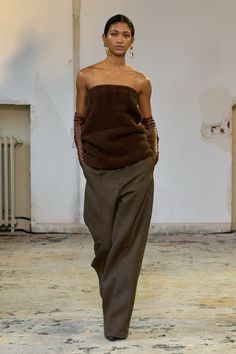 Carven Fall 2024 Ready-to-Wear https://www.vogue.com/fashion-shows/fall-2024-ready-to-wear/carven/slideshow/collection#13 Louise Trotter, Fall Runway, 90s Runway Fashion, Show Collection, Runway Trends, March 2024, Fashion Week Runway, Trotter, Fall Color