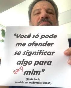 a man holding up a sign that says, voce so pode me offender se significancear algo para minin