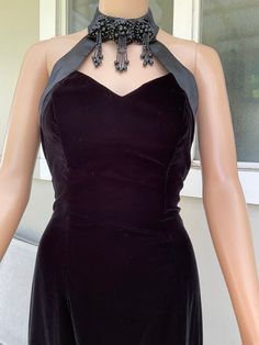 This pre-owned 1980s black velvet column ball gown with bustle is a stunning formal dress perfect for any special occasion. The size S dress has an original design and is made from high-quality velvet material, giving it a luxurious look. The ball gown style and elegant bustle make it a unique and eye-catching piece that is sure to turn heads. The dress is perfect for evening wear and will make you feel like a true Hollywood star on your big night. Don't miss out on the chance to add this beauti 1980s Cocktail Dresses, 90s Cocktail Dress, Gown Style, 1980s Dresses, Big Night, Hollywood Star, Fabric Bows, Velvet Material, Character Outfits