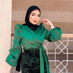 Simple Soiree Blouses Hijab, Soiree Outfits For Hijab, Blouse Soiree Outfit, Elegant Silk Dresses, Soiree Outfit, Chic Prom Dresses, Modest Dresses Fashion, Blouse Casual Fashion