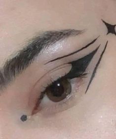 Interesting Eyeliner, Maquillaje Aesthetic, Creative Halloween Makeup, Funky Makeup, Graphic Liner