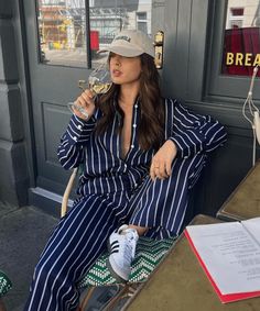 Tia Dewitt - conjunto listrado de camisa e calça - moda esporte - outono - mulher bebendo vinho - https://stealthelook.com.br Buenos Aires Outfit Summer, Polene Bag Outfit, London Ootd, Polene Bag, Glass Of White Wine, Capsule Wardrobe Outfits, Bag Summer, Ootd Summer, Wardrobe Outfits