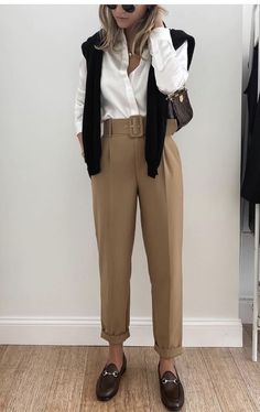 Effortless Office Outfits, Interior Designer Outfits Woman, Beige Slacks Outfit, Look Casual Chique, Khaki Pants Outfit Women Work, Outfits For Work Casual Office Wear, Stylish Business Outfits, Look Office