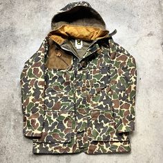 "great vintage condition. please refer to approximate measurements (flat) below - may not fit as tagged pit to pit - 22\" collar to hem - 31\" if you have any questions, please ask." Vintage Hooded Hunting Outerwear, Vintage Hooded Outerwear For Hunting, Vintage Long Sleeve Parka For Hunting, Vintage Camouflage Outerwear For Outdoor, Vintage Camouflage Outerwear For Fall, Vintage Camouflage Winter Outerwear, Vintage Cotton Parka, Vintage Camouflage Hunting Outerwear, Vintage Camouflage Outerwear For Hunting