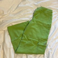 Never Worn Green Wide Leg Cargo Jeans Spring Green Cotton Cargo Pants, Summer Green Cargo Pants With Pockets, Green Cargo Pants With Pockets For Summer, Green Cargo Pants For Summer, Green Bottoms With Side Pockets For Spring, Green Utility Pants For Summer, Summer Green Utility Pants, Green Utility Pants For Spring, Spring Cargo Style Green Pants