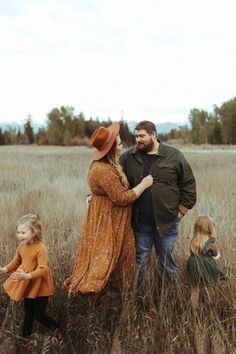 Fall Mountain Photoshoot Family, Golden Hour Fall Family Photos, Fall Family Photos In The Mountains, Large Family Outdoor Photoshoot Fall, Fall Foliage Photography Family, Cute Family Photos, Photography Mini Sessions