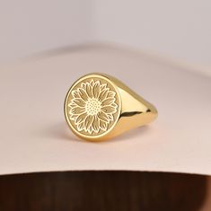 Welcome to LUXJ, Here you will find a beautiful selection of round signet rings with a variety of designs such as our sunflower signet ring. Our team is happy to assist you with any questions you may have and we look forward to creating these special jewelry for you. *The images are taken from us and you will receive your ring as shown* | Information about the ring | - Face Size: 14x14mm - Band width at the bottom: 4mm | Material | - Sterling Silver 925 - Gold Vermail (925 base) - 9K Real Gold ( The Ring Face, Sunflower Jewelry, Signet Rings, Special Jewelry, My Sunshine, Ring Women, You Are My Sunshine, Beautiful Gift Boxes, Daisy Flower