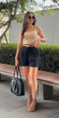 Trendy Dressy Outfits, Summer Office Outfits Shorts, Work Event Outfit Summer, Classy Shorts Outfits Women, Modest Summer Shorts Outfits, Classy Shorts Outfits, Outfits Calor, Smart Casual Women Summer, Easy Chic