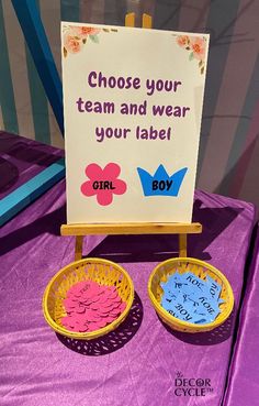 a sign that says choose your team and wear your label next to two bowls with flowers on them