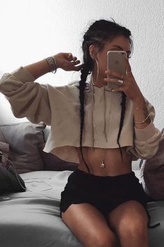 Cropped Hoodie Outfit, Loose Crop Top, Short Hoodie, Crop Top Hoodie, Denim Cutoffs, Crop Top Outfits, Hoodie Outfit, Sporty Outfits