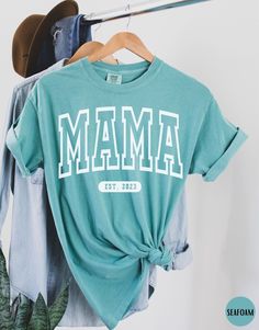 "Comfort Color Mama Est 2023 Shirt, Gift for Pregnant Wife/Sister/Friend, Pregnancy Announcement Outfit, Mommy To Be Shirt, Expecting Mama T-Shirt, Cute Mom Shirt, Mother's Day Gift for New Mom, Mom Life Shirts ✧ WHY  YOU'LL  LOVE IT ✧  ⋒ Comfort Colors® tees are garment-dyed shirts that are timeless classics and will never pile.  ⋒ Trendy retro vintage look and gorgeous colors.  ⋒ Amazingly soft and comfy. Perfect with any shorts, skirts, jeans, leggings, or nothing but undies around the house. Mom T Shirts Vinyl, Family Cricut Shirts, Mama T Shirt Ideas, Mother’s Day Shirt Idea, Cute Mama Shirts, Mama Shirt Designs, Mama Graphic Tees, Mom To Be Shirts, Mama Tshirt Ideas