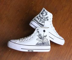 Custom converse platform/ flowers, books embroidered shoes/ Converse high tops/ Books embroidered sneakers/ Custom graduation gifts  💸 Price includes Converse Shoes and floral embroidery as shown 🌸 You can send me your Converse/Vans shoes or I can buy them for you. We stock all the Converse and Vans shoes you want, if you want other Converse/Vans shoes in the store, please message us. Your embroidered Converse/Vans shoes will be available for shipping in 7-15 days. 🌸 I started hand embroidering on fashionable clothes and handbags over 20 years ago - and now on CONVERSE/VANS shoes, an American icon, a must-see classic! I'm excited to give your Chuck Taylor shoes a new look with beautiful, nature-inspired embroidery. All images, designs and text used by CUSTOMSHOEDESIGNSOHO are copyrighte Hand Painted Shoes Ideas Design, High Top Converse Shoes, Converse Shoes Embroidery, Mid Top Converse, Converse Hightops, Design Converse, Painting Converse Shoes, Painted High Tops, Hand Painted Converse